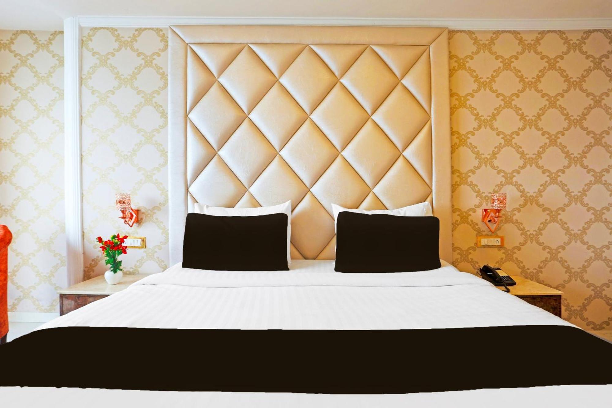 Super Townhouse Oak Dharamshala Near Maximus Mall Buitenkant foto
